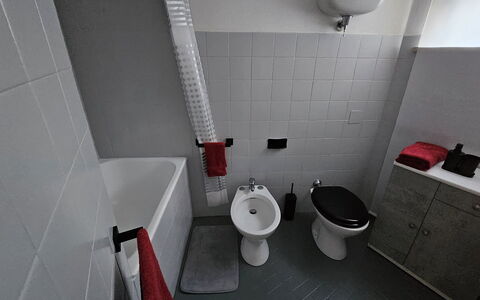 La Piccola Rocca: Idraulico Fixture, Toilet Seat, Bagno, Pavimentazione, Lavello, Gabinetto, Pavimento, Lavandino Del Bagno, Idraulico, Rubinetto