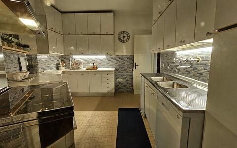 La Piccola Rocca: Cabinetry, Controsoffitto, Proprietà, Lavello, Cucina Stufa, Cucina, Legna, Cassetto, Interior Design, Architettura