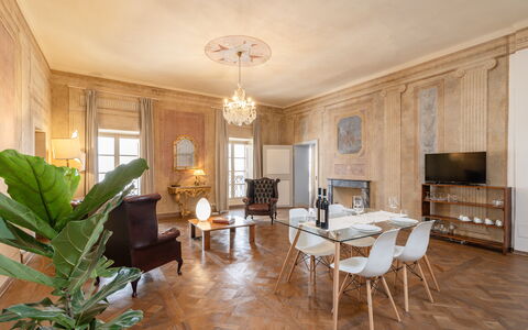 Appartamento Reale: Mobilia, Tavolo, Pianta, Divano, Legna, Costruzione, Sedia, Finestra, Interior Design, Cornice