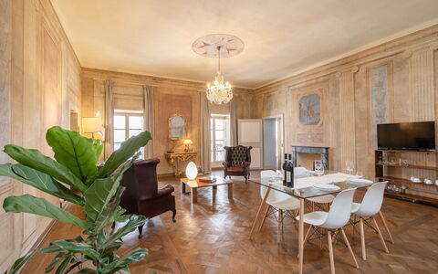 Appartamento Reale: Mobilia, Pianta, Tavolo, Finestra, Divano, Sedia, Legna, Interior Design, Costruzione, Soggiorno