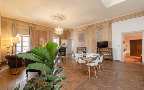 Appartamento Reale: Mobilia, Pianta, Tavolo, Costruzione, Pianta Della Casa, Finestra, Cornice, Legna, Interior Design, Divano