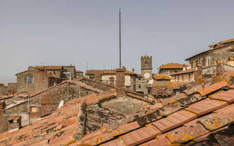 Appartamento Reale: Cielo, Legna, Costruzione, Finestra, Casa, Zona Residenziale, Paesaggio, Città, Tetto, Orizzonte