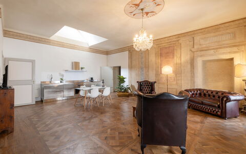 Appartamento Reale: Tavolo, Mobilia, Legna, Illuminazione, Sala, Interior Design, Costruzione, Cabinetry, Pavimentazione, Pavimento
