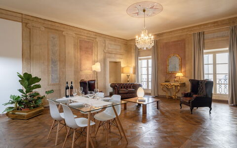 Appartamento Reale: Tavolo, Mobilia, Pianta, Sedia, Legna, Costruzione, Interior Design, Finestra, Pavimentazione, Decorazione