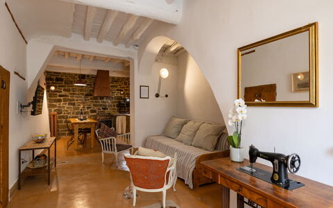 La Piccina: Tavolo, Mobilia, Cornice, Specchio, Proprietà, Divano, Legna, Soggiorno, Comfort, Interior Design