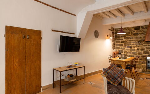 La Piccina: Tavolo, Mobilia, Costruzione, Legna, Interior Design, Pavimentazione, Pavimento, Latifoglie, Soffitto, Scrivania