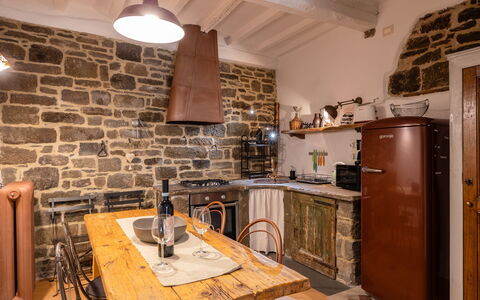 La Piccina: Cabinetry, Mobilia, Proprietà, Controsoffitto, Tavolo, Legna, Cucina, Illuminazione, Elettrodomestico Da Cucina, Interior Design