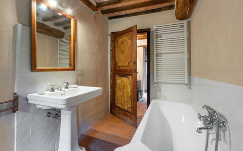 Casa Di Pietro In Vivo D'orcia, Pool: Parete, Legna, Idraulico Fixture, Pavimentazione, Marrone, Pavimento, Idraulico, Rubinetto, Bagno, Lavello
