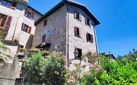 Casa sul Torrente: Costruzione, Parete, Finestra, Casa, Zona Residenziale, Facciata, Quartiere, Casa, Architettura, Cittadina