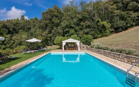 Villa D'elsa: Acqua, Pianta, Nube, Proprietà, Piscina, Cielo, Natura, Azzurro, Shade, Corpo D'Acqua