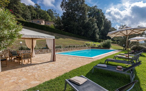 Villa D'elsa: Nube, Pianta, Proprietà, Cielo, Piscina, Acqua, Albero, Costruzione, Mobili Da Esterno, Shade