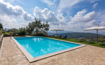 Villa D'elsa: Acqua, Nube, Cielo, Pianta, Giorno, Proprietà, Piscina, Natura, Azzurro, Rettangolo