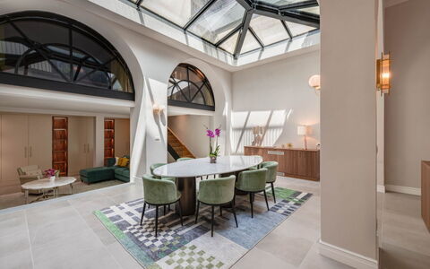 Duomo Penthouse Luxury Apartment In Florence By Pa: Mobilia, Proprietà, Tavolo, Sedia, Architettura, Interior Design, Pavimento, Pavimentazione, Legna, Immobiliare