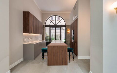 Duomo Penthouse Luxury Apartment In Florence By Pa: Proprietà, Tavolo, Costruzione, Legna, Interior Design, Illuminazione, Pavimentazione, Cabinetry, Cassetto, Pavimento