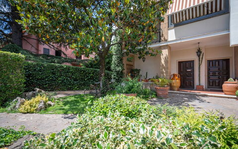 A Casa Di Camillo, Nepi, a C, Wifi: Pianta, Costruzione, Architettura, Albero, Manto Stradale, Erba, Woody Impianto, Urban Design, Zona Residenziale, Immobiliare