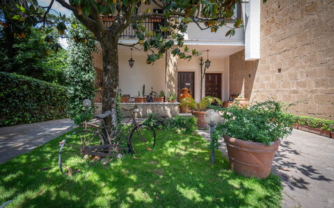 A Casa Di Camillo, Nepi, a C, Wifi: Pianta, Costruzione, Vaso Di Fiori, Albero, Manto Stradale, Erba, Quartiere, Zona Residenziale, Paesaggio, Immobiliare
