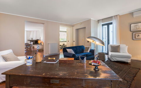 A Casa Di Camillo, Nepi, a C, Wifi: Mobilia, Tavolo, Costruzione, Divano, Cornice, Legna, Pianta Della Casa, Interior Design, Sedia, Pavimentazione