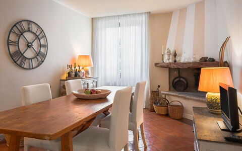 A Casa Di Camillo, Nepi, a C, Wifi: Tavolo, Mobilia, Proprietà, Sedia, Legna, Interior Design, Arancia, Architettura, Pavimento