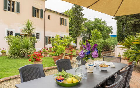 Villa Montegattoli, Pool, Landscape, Wifi, Ac: Fiore, Tavolo, Pianta, Mobilia, Tavola, Costruzione, Finestra, Cibo, Sedia, Vaso Di Fiori