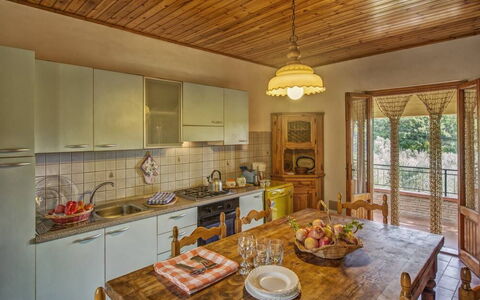 Leccino: Proprietà, Cabinetry, Tavolo, Controsoffitto, Cucina, Lavello, Interior Design, Legna, Illuminazione, Finestra