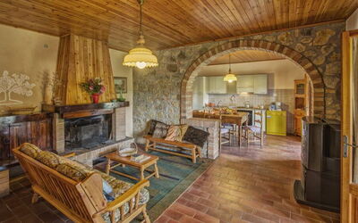 Leccino 1: Mobilia, Proprietà, Sedia, Legna, Interior Design, Divano, Soggiorno, Pavimento, Pavimentazione, Cornice