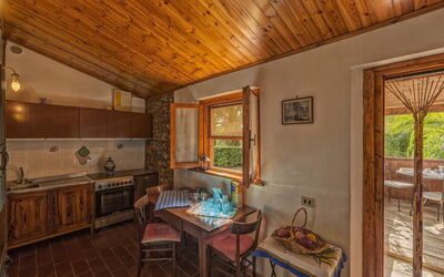 Leccino 3: Cornice, Proprietà, Tavolo, Legna, Interior Design, Cabinetry, Pavimento, Parete, Soggiorno, Lavello