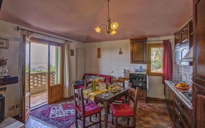 Leccino 5: Proprietà, Mobilia, Tavolo, Cornice, Cabinetry, Sedia, Finestra, Legna, Interior Design, Cassetto