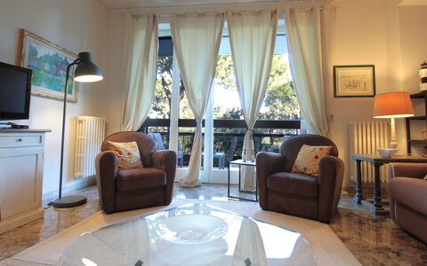 Dal Molin Apartment, Garda Lake, Ac, Fitness, Jacu: Mobilia, Cornice, Proprietà, Tavolo, Comfort, Costruzione, Illuminazione, Legna, Interior Design, Tessile