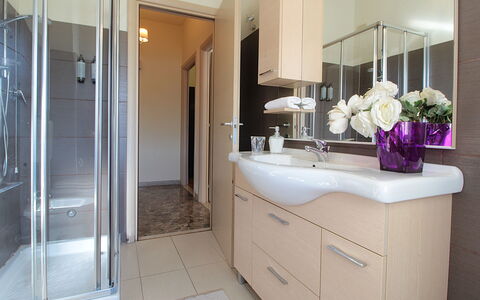 Provenzale Apartment, Garda Lake, Jacuzzi, Fitness: Specchio, Mobiletto Del Bagno, Pianta, Rubinetto, Idraulico Fixture, Lavello, Cabinetry, Interior Design, Bagno, Fiore