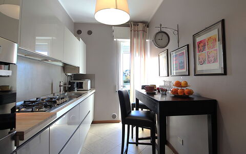 Provenzale Apartment, Garda Lake, Jacuzzi, Fitness: Mobilia, Tavolo, Cabinetry, Controsoffitto, Illuminazione, Interior Design, Elettrodomestico Da Cucina, Cucina Stufa, Sedia, Cucina