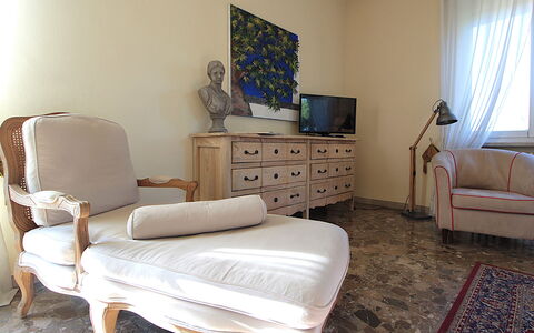Provenzale Apartment, Garda Lake, Jacuzzi, Fitness: Mobilia, Costruzione, Finestra, Cabinetry, Comfort, Cassetto, Legna, Cassettiera, Interior Design, Tenda