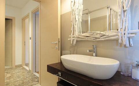 Catullo 18 Apartment, Garda Lake, Jacuzzi, Fitness: Rubinetto, Idraulico Fixture, Specchio, Lavello, Lavandino Del Bagno, Proprietà, Legna, Costruzione, Bagno, Interior Design