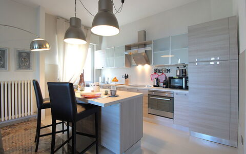 Catullo 18 Apartment, Garda Lake, Jacuzzi, Fitness: Controsoffitto, Mobilia, Cabinetry, Sedia, Tavolo, Cucina, Illuminazione, Interior Design, Legna