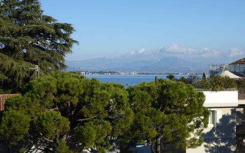 Catullo 18 Apartment, Garda Lake, Jacuzzi, Fitness: Cielo, Acqua, Nube, Montagna, Lago, Albero, Paesaggio, Orizzonte, Città, Hill Station