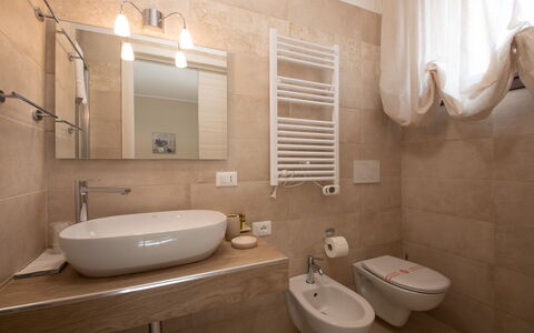 Terra Mater: Pavimentazione, Bagno, Interior Design, Idraulico Fixture, Parete, Pavimento, Lavello, Lavandino Del Bagno, Camera, Rubinetto