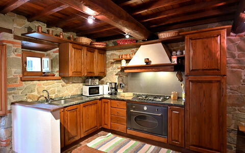 Villa Sette Ponti Levante: Controsoffitto, Cabinetry, Proprietà, Elettrodomestico Da Cucina, Cucina, Cucina Stufa, Legna, Cassetto, Interior Design, Elettrodomestico