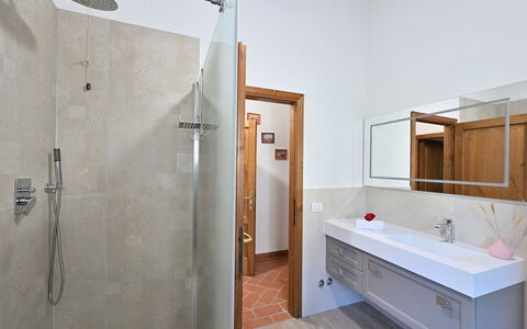 Villa Sette Ponti Levante: Proprietà, Idraulico Fixture, Costruzione, Cabinetry, Specchio, Lavello, Mobiletto Del Bagno, Bagno, Rubinetto