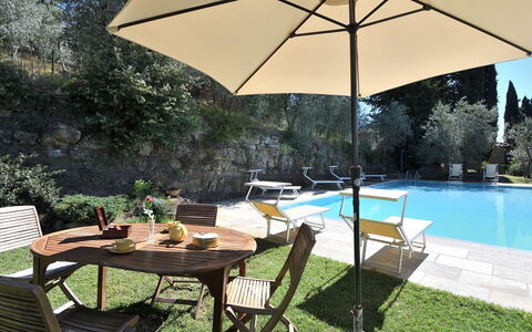 Villa Sette Ponti Levante: Acqua, Pianta, Mobilia, Tavolo, Proprietà, Costruzione, Sedia, Ombrello, Albero, Mobili Da Esterno