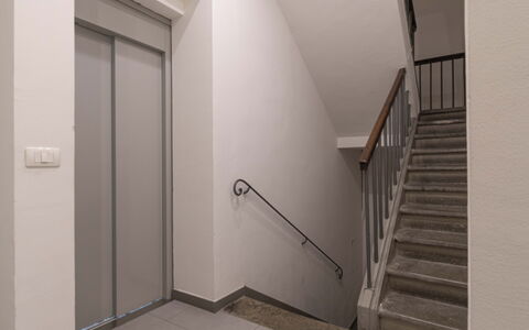 Atelier la Scala: Costruzione, Le Scale, Legna, Casa, Pavimentazione, Materiale Composito, Latifoglie, Porta, Finestra