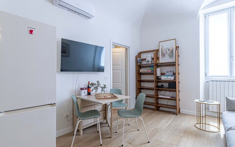 Atelier la Scala: Mobilia, Proprietà, Tavolo, Sedia, Legna, Interior Design, Costruzione, Soggiorno, Pavimento, Mensola