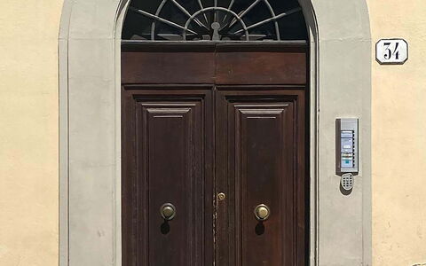 Atelier la Scala: Proprietà, Porta, Legna, Architettura, Costruzione, Porta A Casa, Finestra, Casa