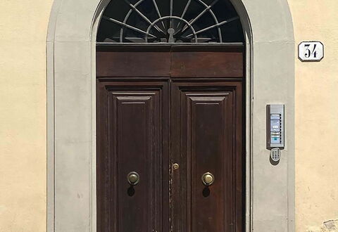 Atelier la Scala: Proprietà, Porta, Legna, Architettura, Costruzione, Porta A Casa, Finestra, Casa