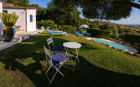 Villa Acquaro, Santa Caterina Dello Ionio, Pool, A: Blu, Piscina, Mobili Da Esterno, Ricorrere, Giardino, Landscaping, Estate, Shade, Cortile, Resort Citta '
