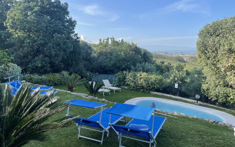 Villa Acquaro, Santa Caterina Dello Ionio, Pool, A: Blu, Piscina, Arbusto, Giardino, Prato, Landscaping, Mobili Da Esterno, Backyard, Estate, Cortile