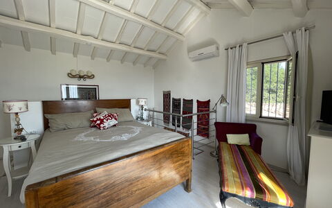 Villa Acquaro, Santa Caterina Dello Ionio, Pool, A: Mobilia, Letto, Interior Design, Camera Da Letto, Pavimentazione, Pavimento, Legna, Soffitto, Bedding, Lenzuolo