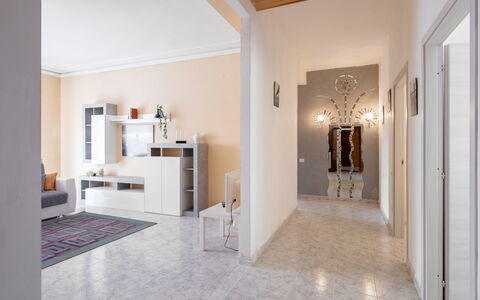 Maison Loreto: Proprietà, Legna, Sala, Interior Design, Architettura, Cornice, Pavimento, Porta, Pavimentazione, Latifoglie