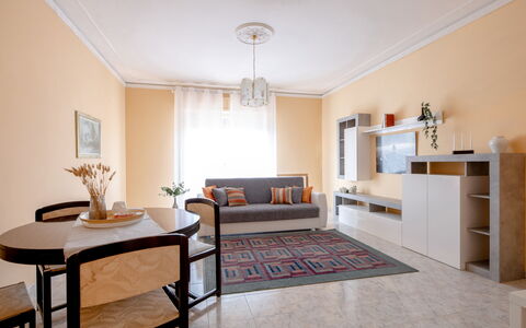 Maison Loreto: Mobilia, Pianta Della Casa, Cornice, Finestra, Legna, Tavolo, Interior Design, Soggiorno, Pavimento, Pavimentazione