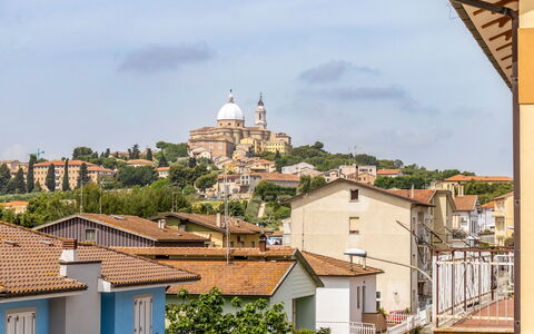 Maison Loreto: Cielo, Nube, Costruzione, Finestra, Blu, Casa, Albero, Quartiere, Urban Design