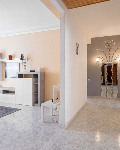 Maison Loreto: Proprietà, Legna, Sala, Interior Design, Architettura, Cornice, Pavimento, Porta, Pavimentazione, Latifoglie