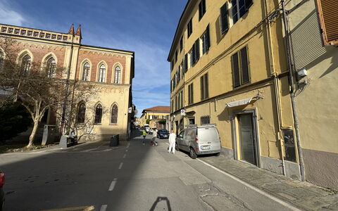 Piazza S. Romano: Finestra, Costruzione, Nube, Auto, Veicolo, Cielo, Manto Stradale, Asfalto, Casa, Zona Residenziale